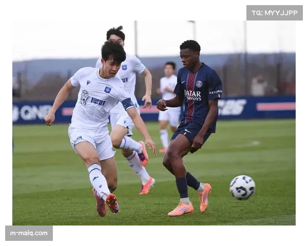 巴黎举办业余足球挑战赛，设置“精准传中”趣味项目